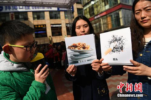 資料圖:有相關(guān)工作人員正在為市民普及垃圾分類知識。 陳超 攝