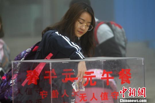 河南景區一元農家面引千人排隊無人售錢不少反多