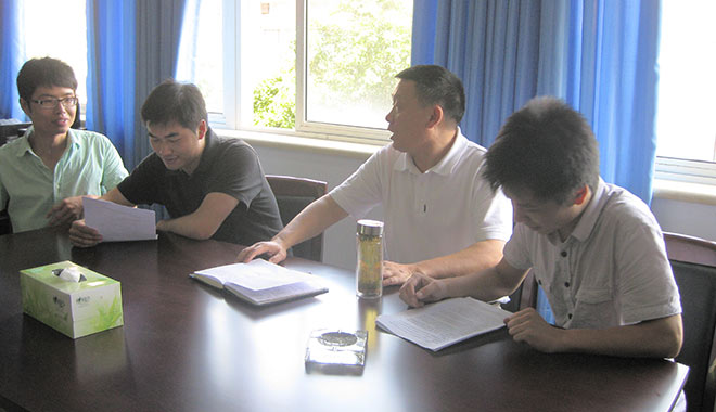 石碧(左三)與學(xué)生討論問題