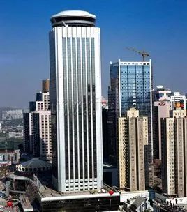 那座“拓荒牛”塑像的背后,也承載著軍人的汗水和希翼