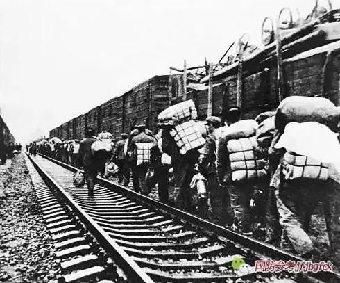 那座“拓荒牛”塑像的背后,也承載著軍人的汗水和希翼