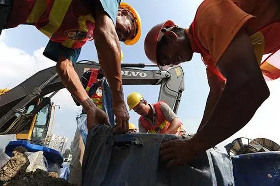 那座“拓荒牛”塑像的背后,也承載著軍人的汗水和希翼