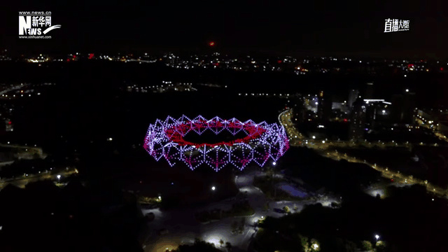 ▲ “奮進40載”大型無人機燈光表演現場。圖片來源:新華網
