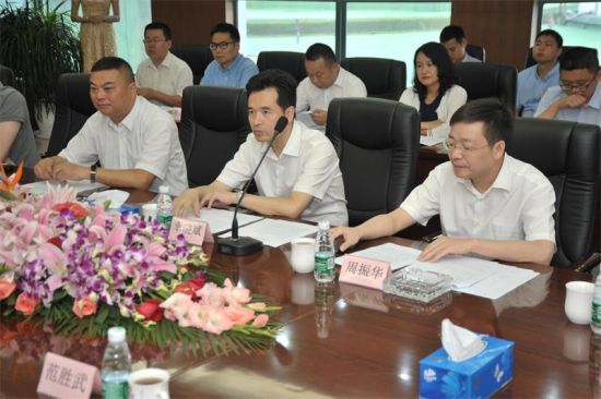 溫江區相關領導出席簽約儀式。溫軒 攝