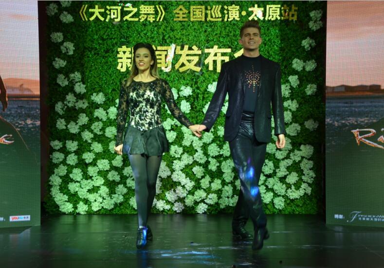 鮑比和納塔西亞現(xiàn)場秀舞技 張向斌 攝 鮑比和納塔西亞現(xiàn)場秀舞技 張向斌 攝