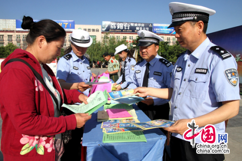 陜西大荔公安開展“與安全同行 和幸福相伴”宣傳 陜西大荔公安開展“與安全同行 和幸福相伴”宣傳