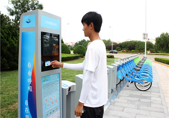 8月3日,山東省榮成市城區公共自行車租賃系統啟動試運行。林海珍/攝
